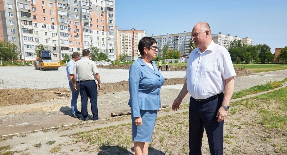Вадим Супиков ознакомился с ходом строительства спортивной площадки по проекту «Газпром–детям»