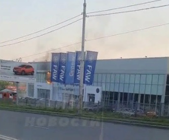 14 человек тушили пожар в автосалоне на проспекте Победы в Пензе