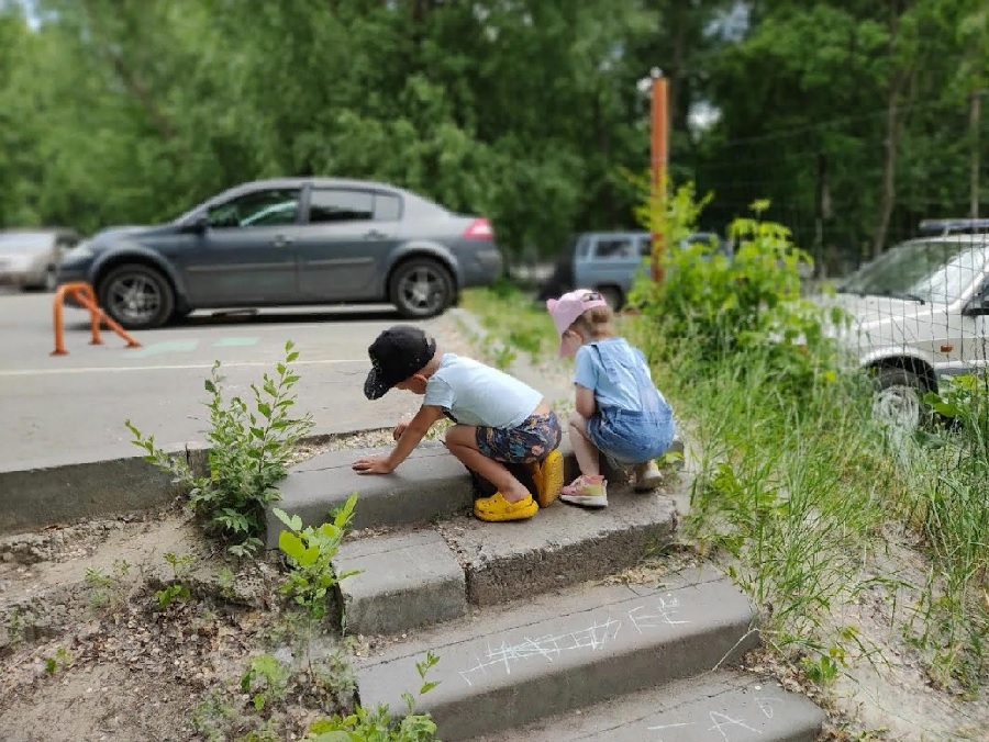 В Пензе мать просит защитить сына, попавшего мячом в машину соседа