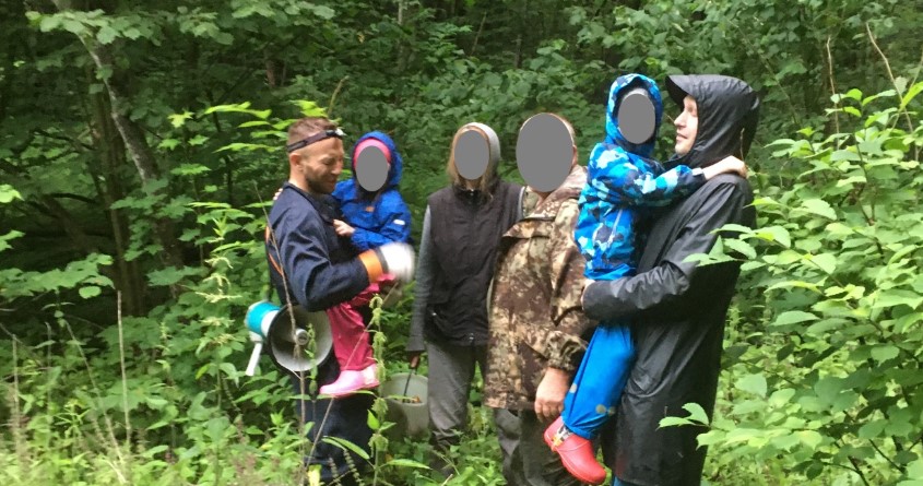 В Лунинском районе спасатели помогли заблудившейся в лесу семье с маленькими детьми