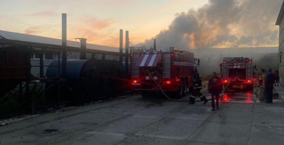 В Никольске горящие склад и баню тушили три человека