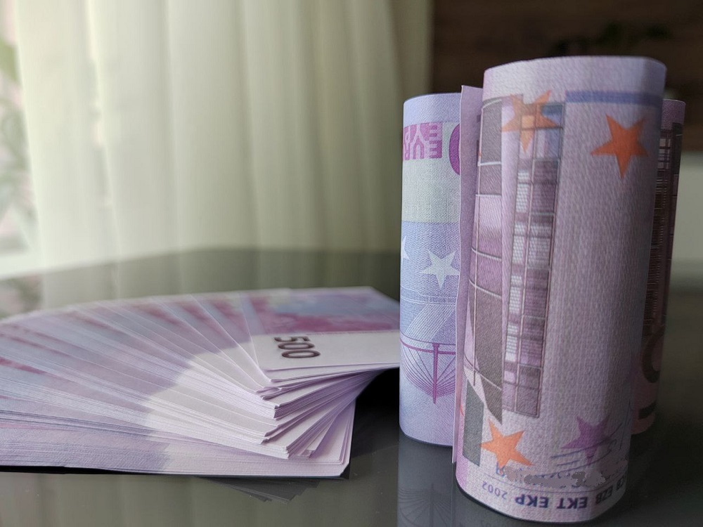 Банк России повысил курс евро до 100 рублей 14 июля