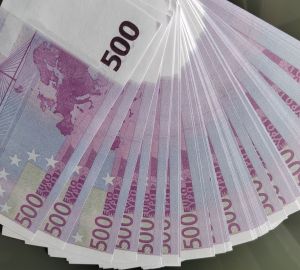 Банк России повысил курс доллара и евро на 2 рубля