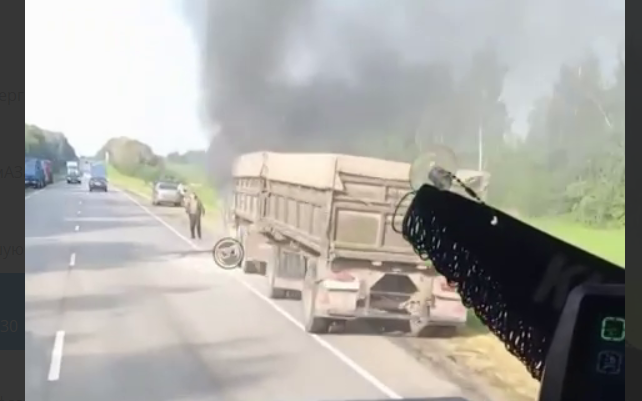 На трассу под Пензой к горящему КамАЗу прибыли спасатели