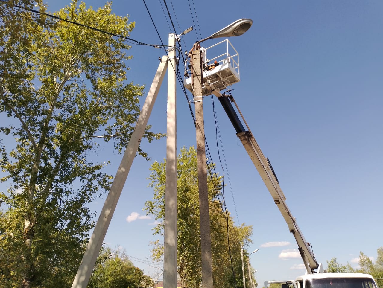 В Кузнецке продолжается работа по улучшению уличного освещения