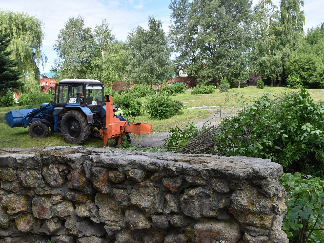 В Пензе начали приводить в порядок смотровую площадку на Западной поляне