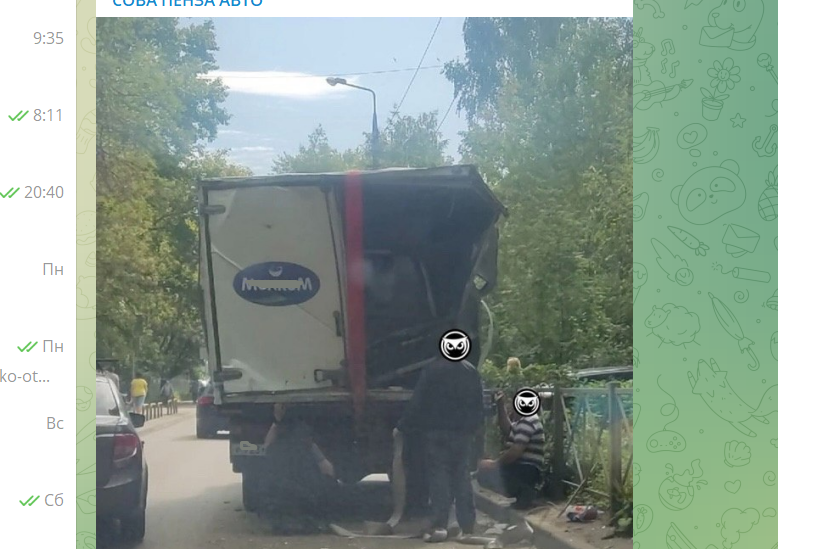 В Пензе на Пушанина пострадал большегруз, зацепившись за ветки деревьев