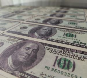 Банк Росси продолжил повышать курс доллара