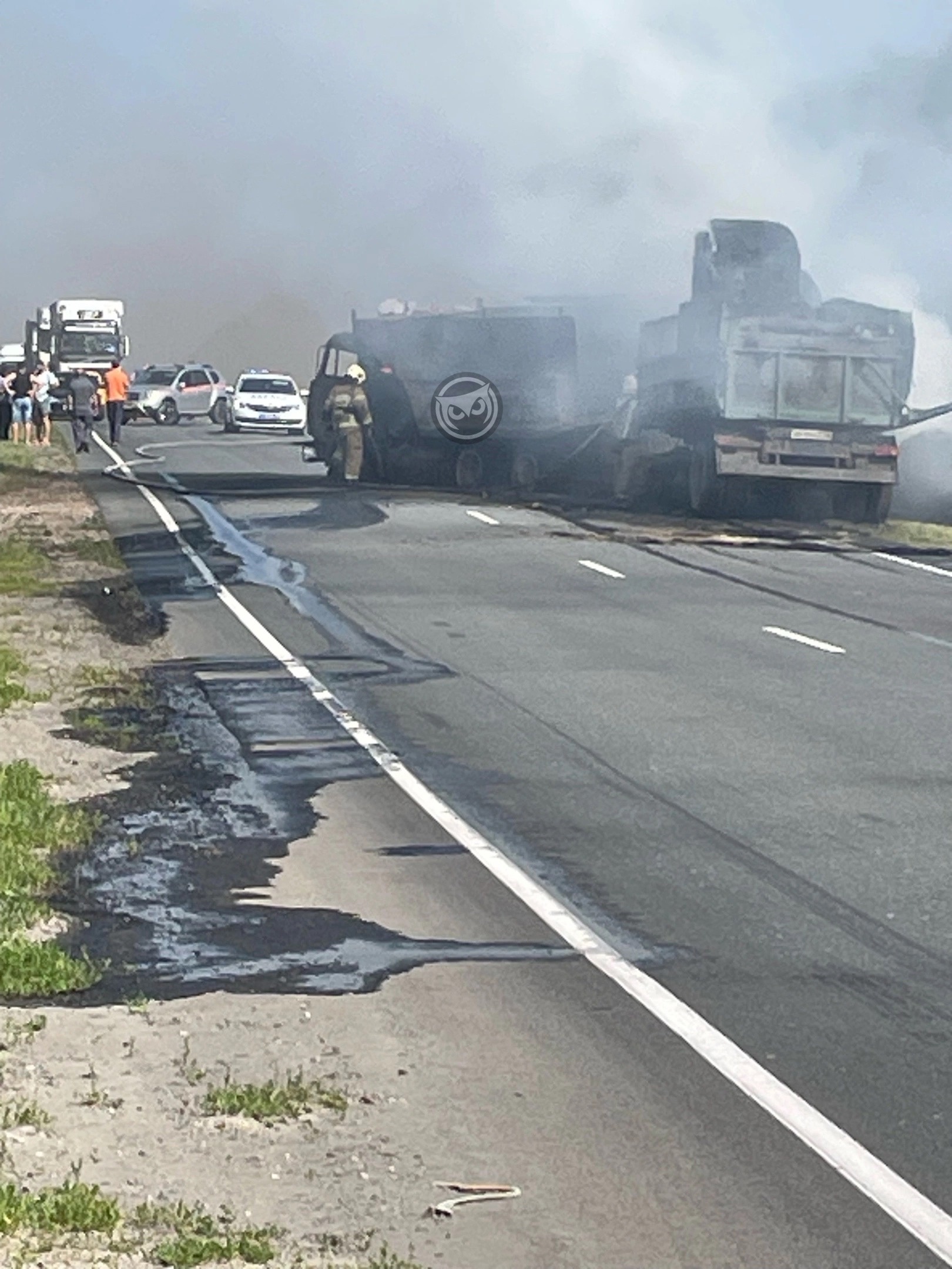 На трассе «Пенза – Тамбов» загорелся «КАМАЗ» с сеном, фото с места происшествия