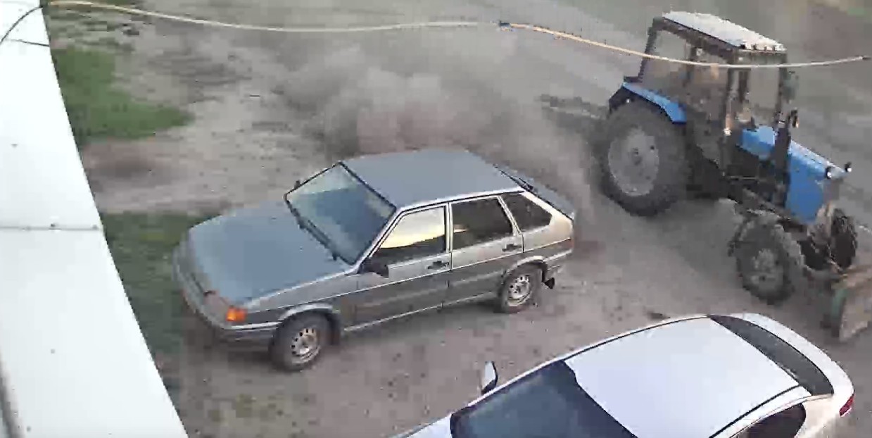 В Сердобске во время уборки улиц спецтехникой пострадала машина