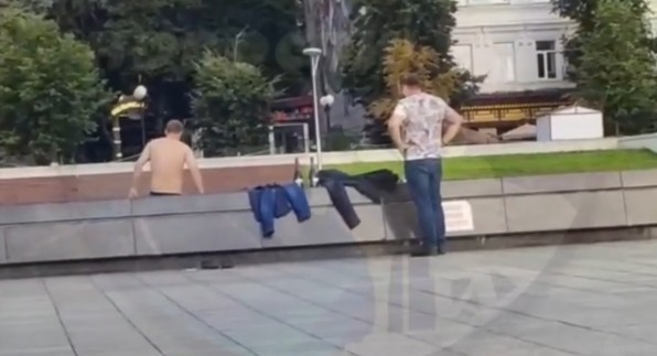 Двое пензенцев начали понедельник с купания в фонтане