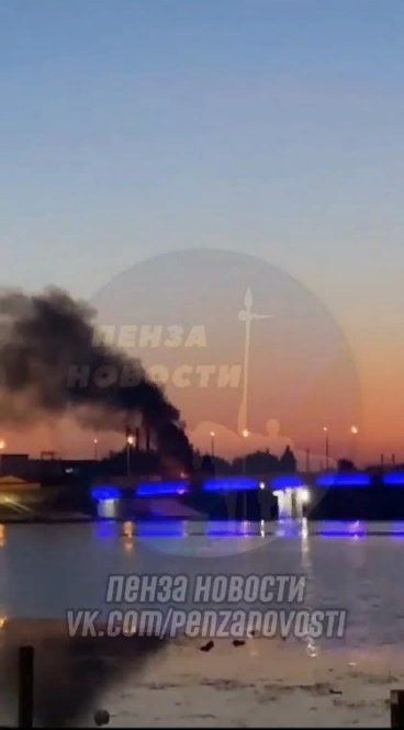 Ночью 14 человек тушили загоревшийся в центре Пензы мусор