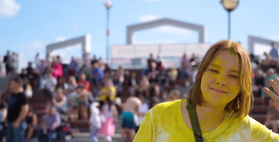 Первый в сезоне фестиваль красок порадовал жителей Спутника