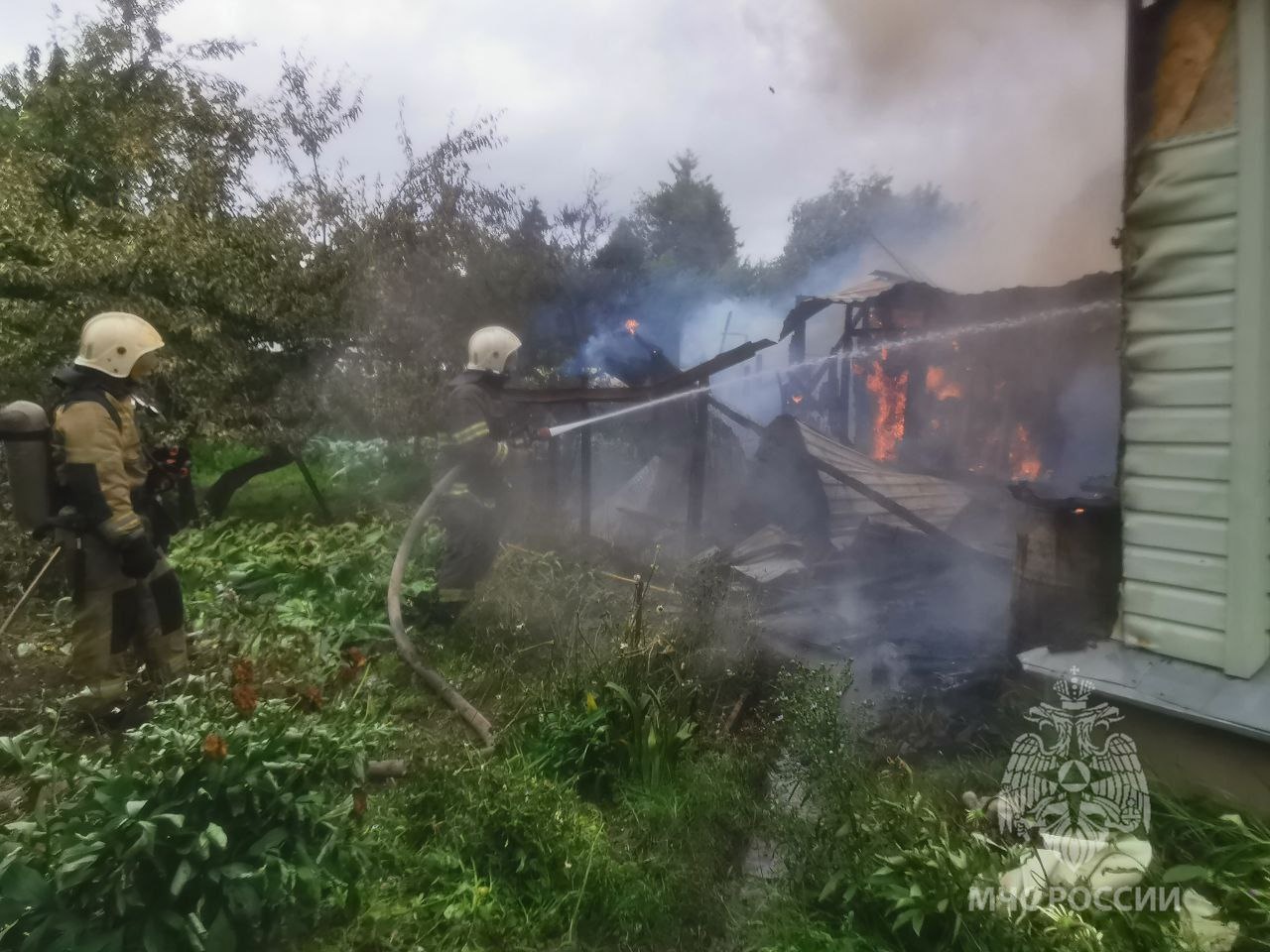 В Пензе на улице Черниговская пожар в жилом доме тушили 22 человека
