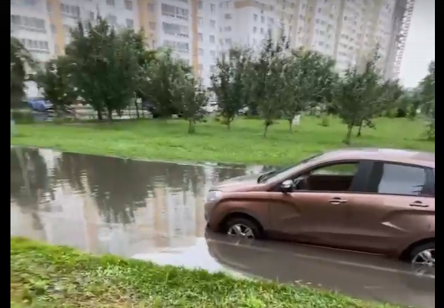 Машину пензенца затопило во дворе многоэтажки