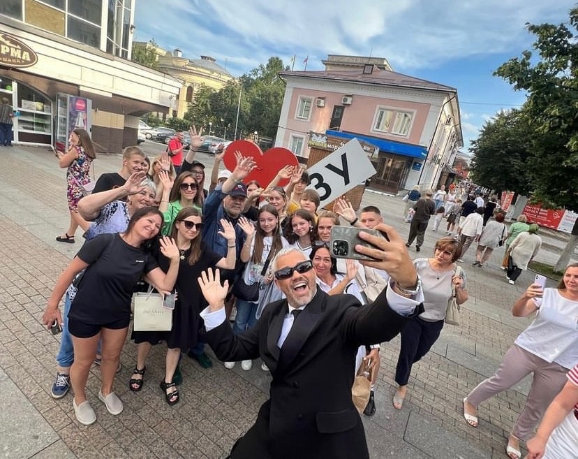 Стилист Александр Рогов прогулялся по Пензе и пригласил горожан на съемки модного шоу