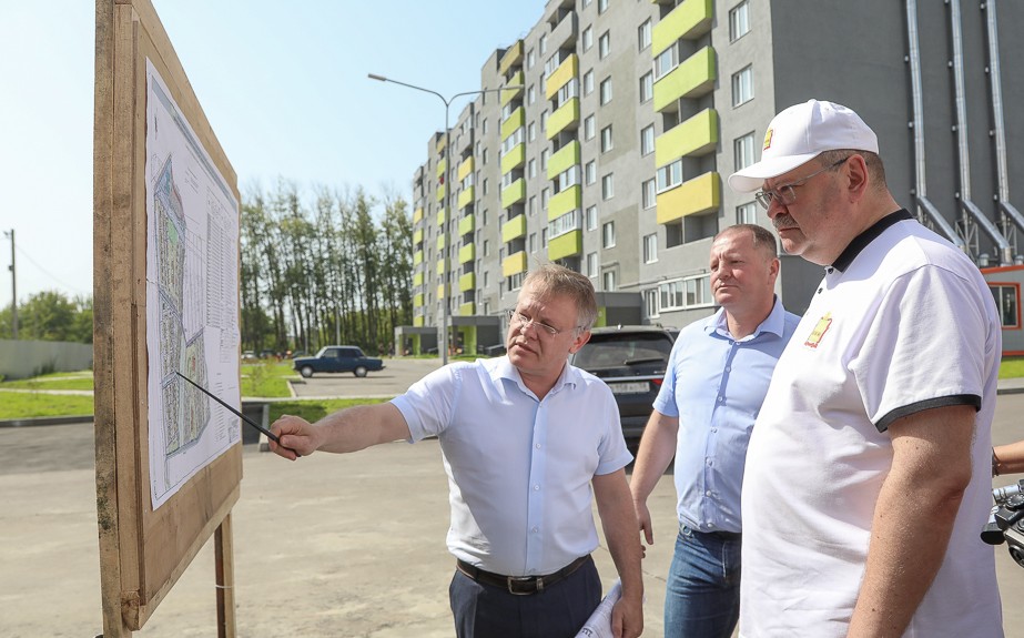 Олег Мельниченко поручил сделать строящиеся дома в Заре более яркими