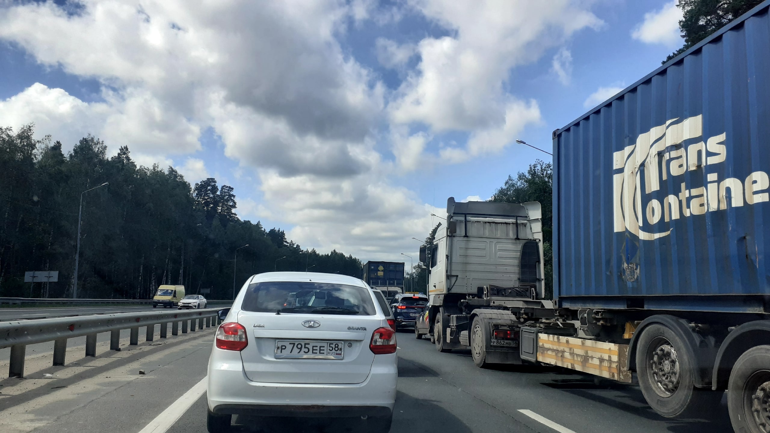 В районе Чемодановки Пензенской области на трассе образовалась гигантская пробка