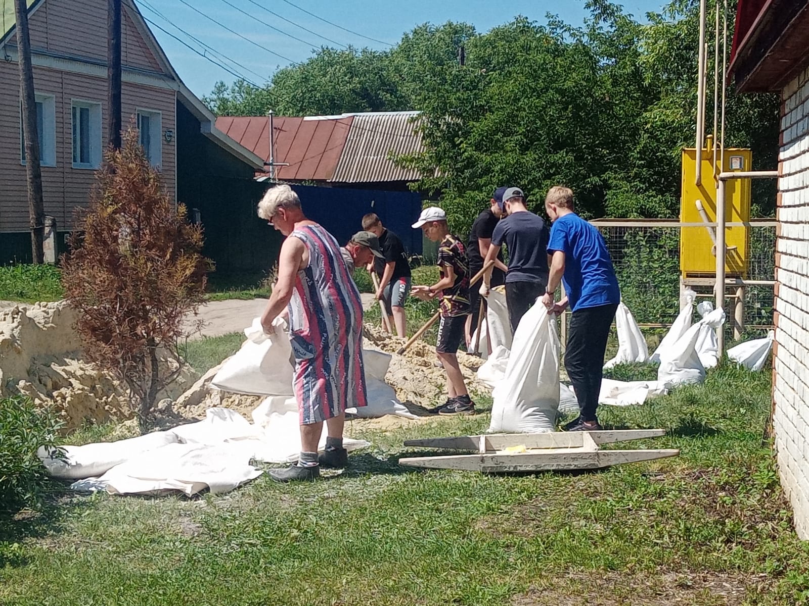 В Кузнецке волонтеры помогли восстановить дамбы, разрушенные паводком