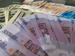 Банк России повысил курсы доллара и евро 6 июля