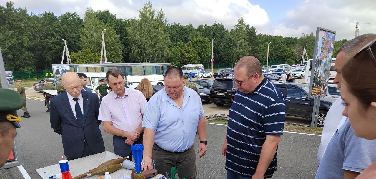 На закрытии «Гвардейца» Олегу Мельниченко показали дроны, созданные в артинституте