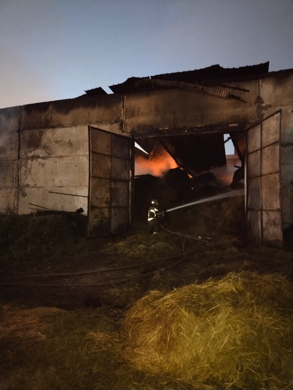 В Пензенской области пожарные вторые сутки тушат горящий ангар с сеном