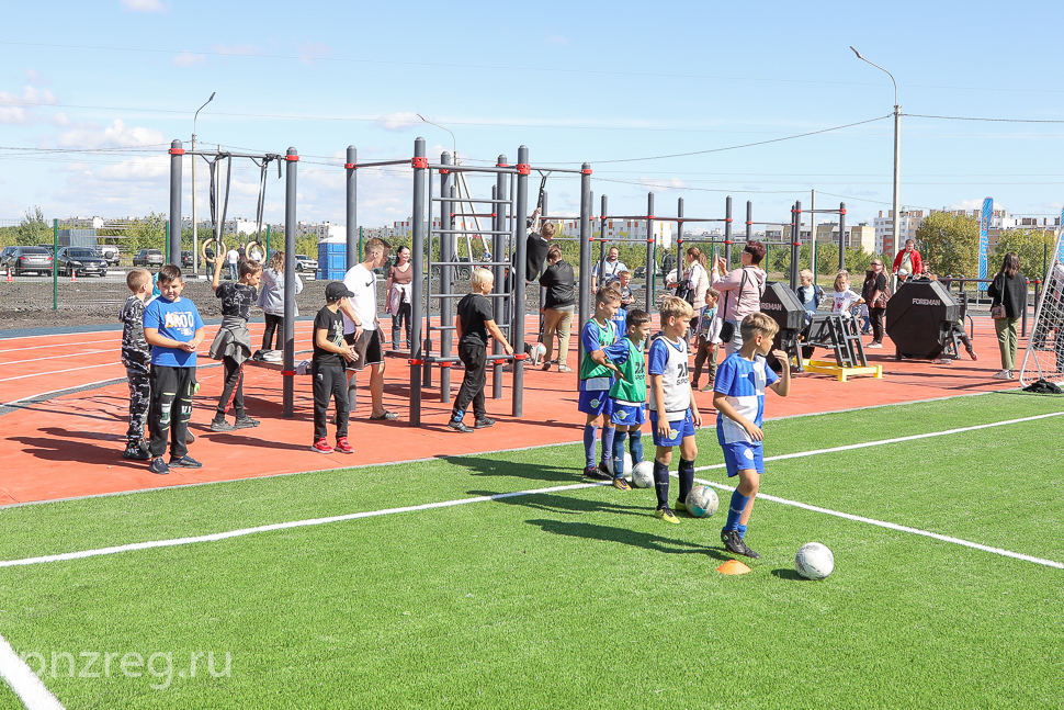 Олег Мельниченко осмотрел «умную» спортивную площадку в Заре