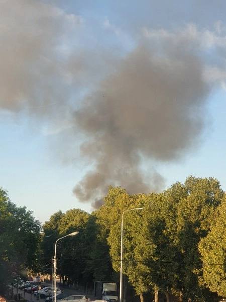 В Кузнецке горящую хозпостройку тушили 9 человек