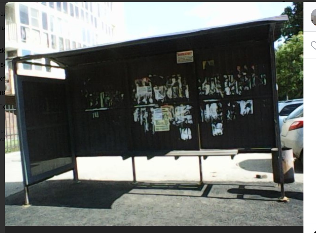 В Пензе на улице Леонова остановочный павильон заменили старым и ободранным