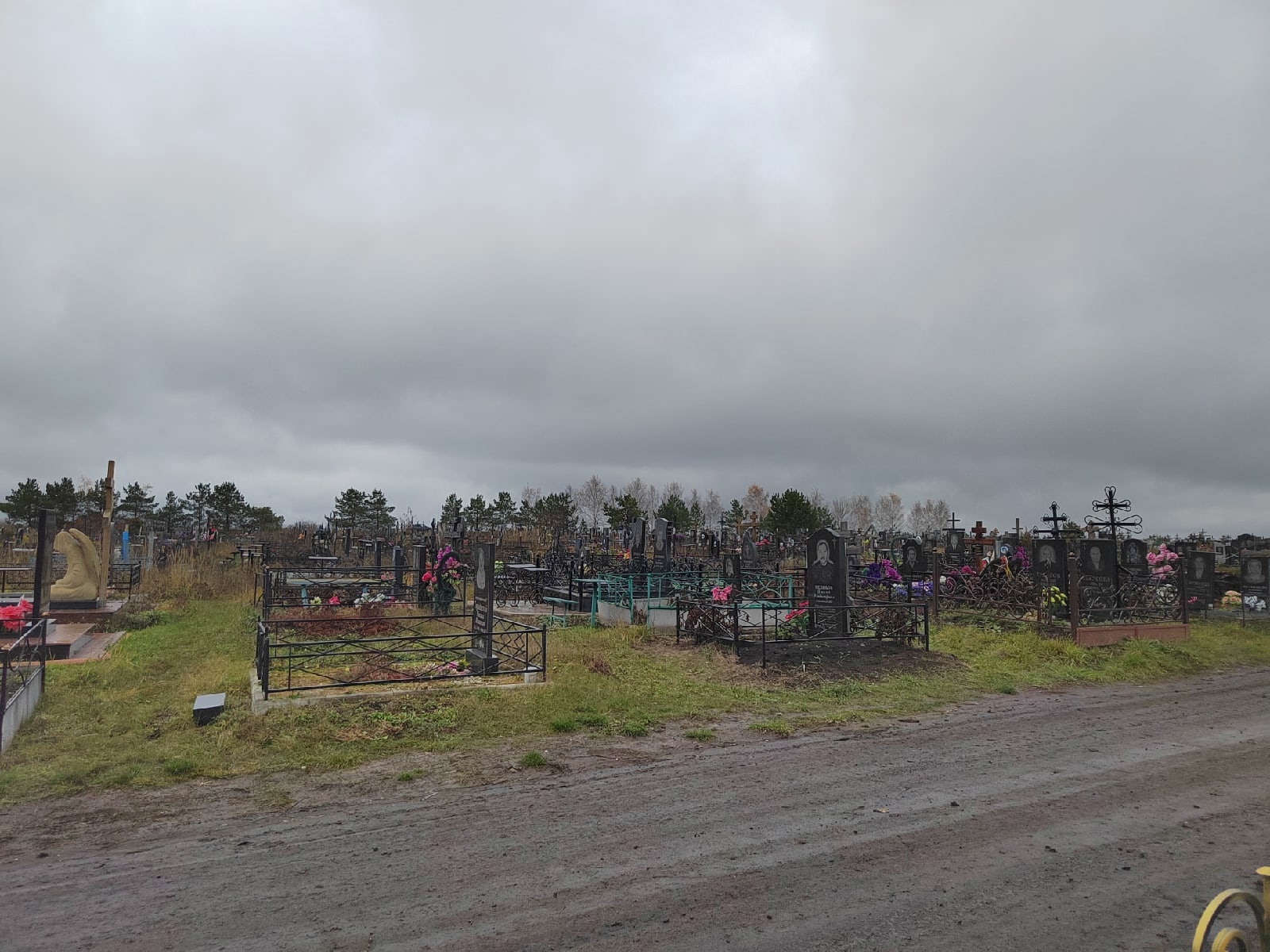 В Кузнецке к зиме уберут кладбища и покосят траву