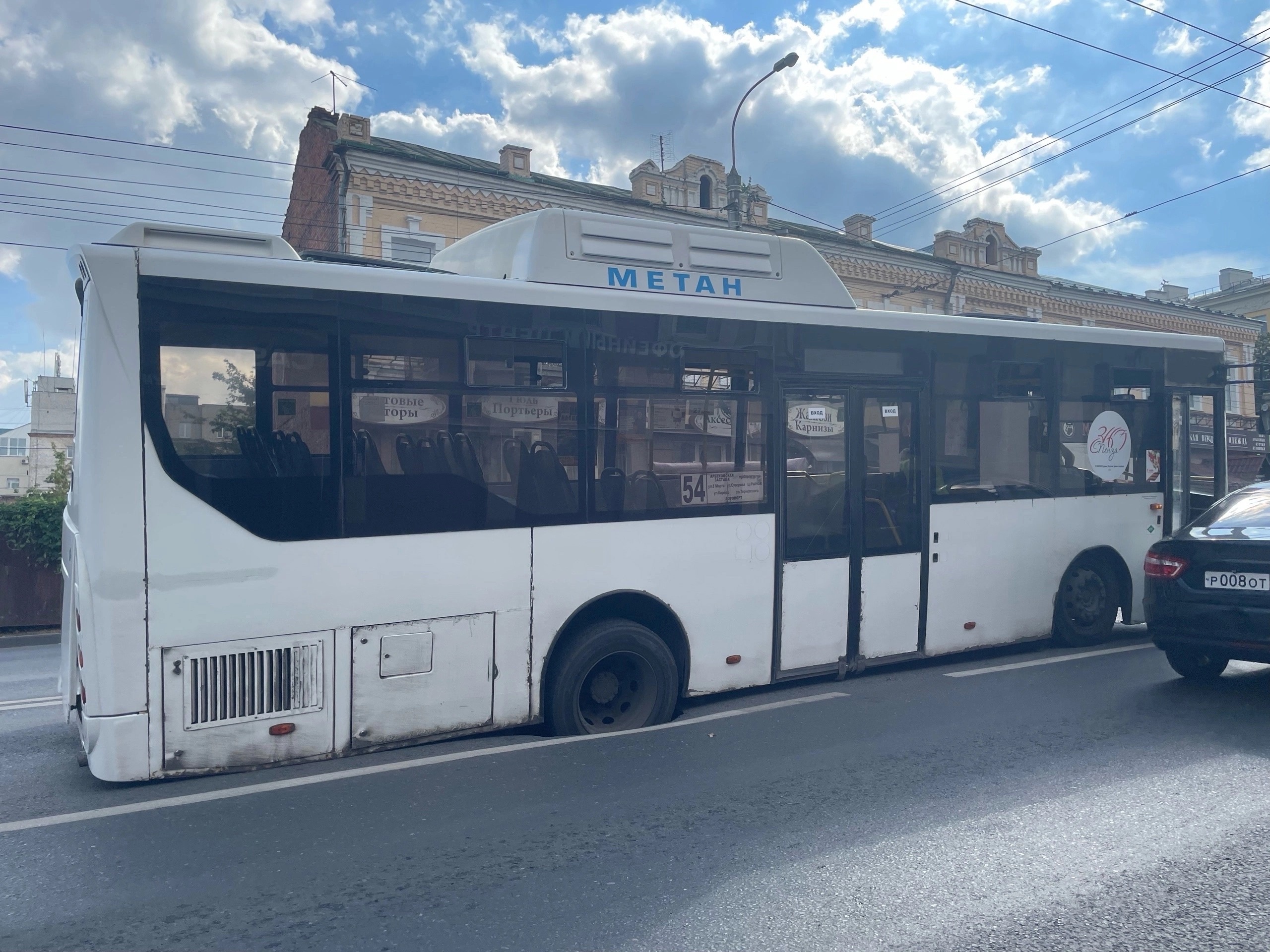 В центре Пензы на улице Суворова автобус провалился в яму