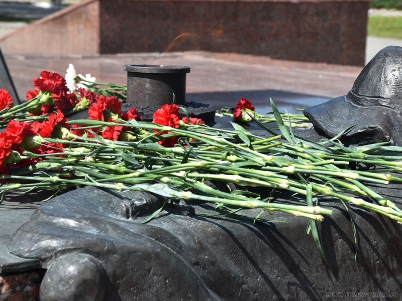 В Пензе в День ВДВ возложили цветы к Вечному огню и памятнику погибшим воинам