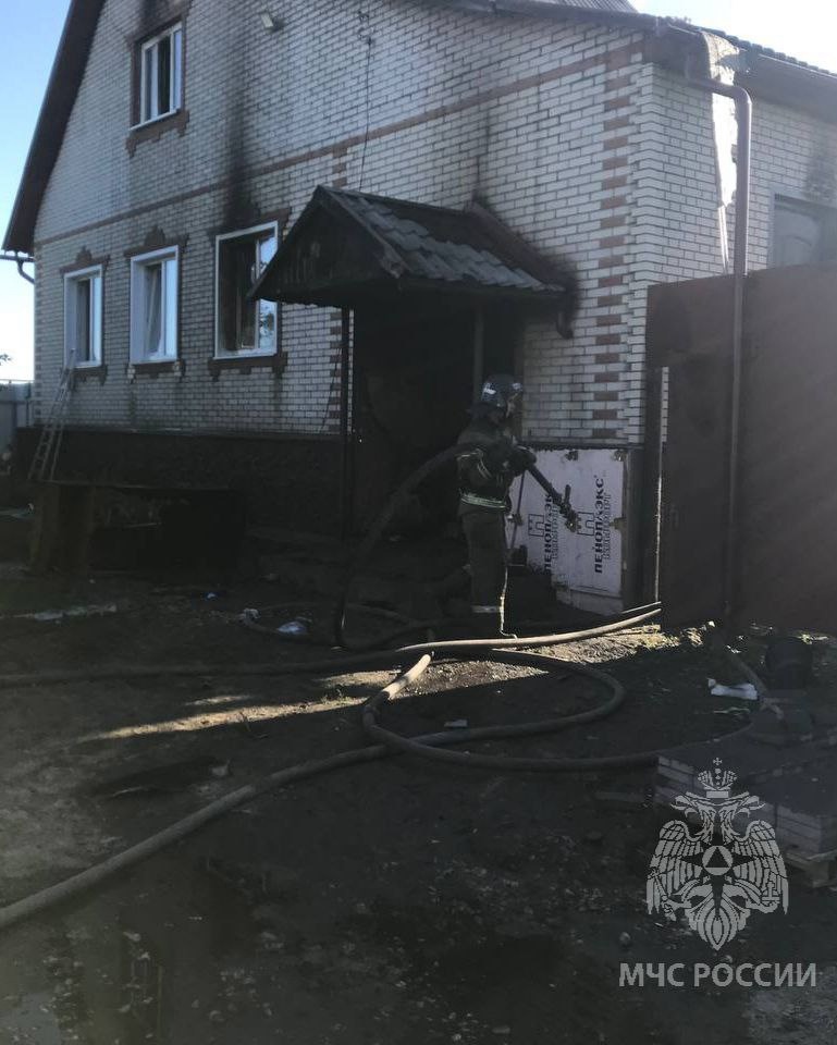 В Бессоновке 20 пожарных тушили мансардный этаж в жилом доме