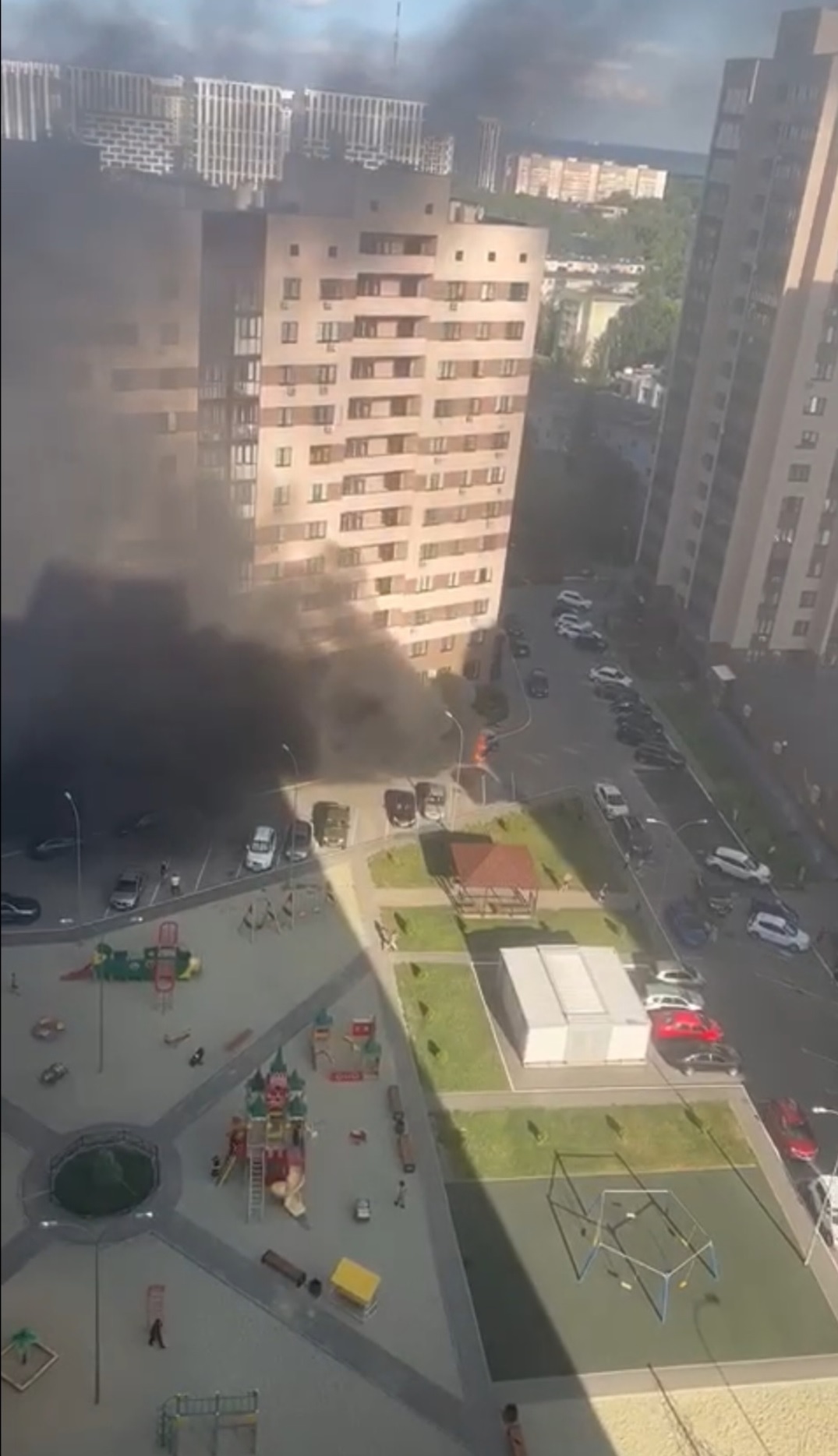 В Пензе на улице Мира огонь уничтожил один автомобиль и повредил второй