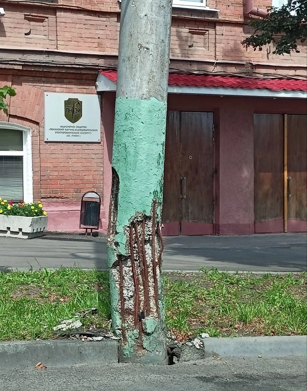 На улице Лермонтова пензенцы рискуют получить столбом по голове