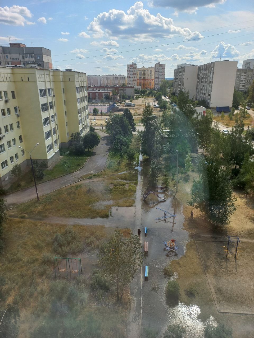 В Пензе детская площадка на улице Антонова превратилась в озеро