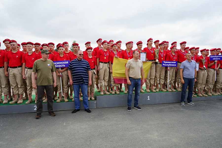 В Пензе участникам военно-патриотических сборов «Гвардеец» вручили награды