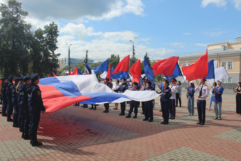 В Пензе развернули флаг России и раздали 1500 триколор-ленточек