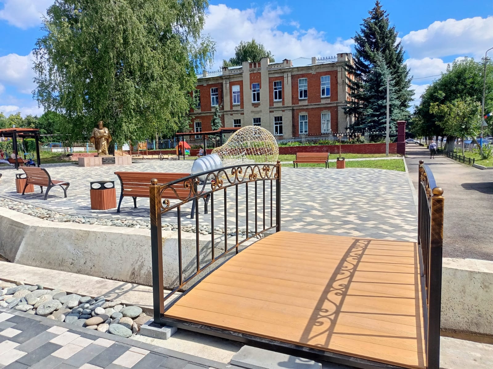 В Сердобском сквере имени Яблочкова после жалоб заменили мостики