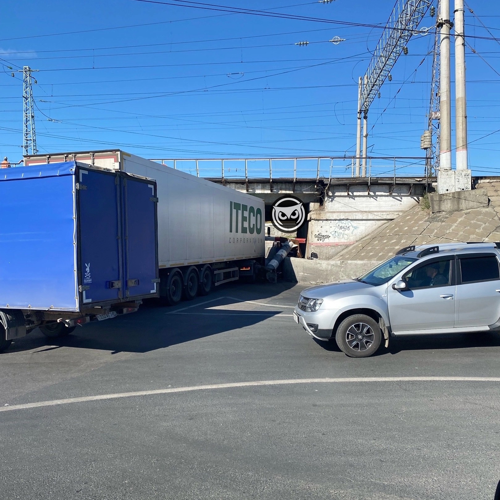 В Пензе спасателям пришлось доставать фуру, застрявшую под мостом