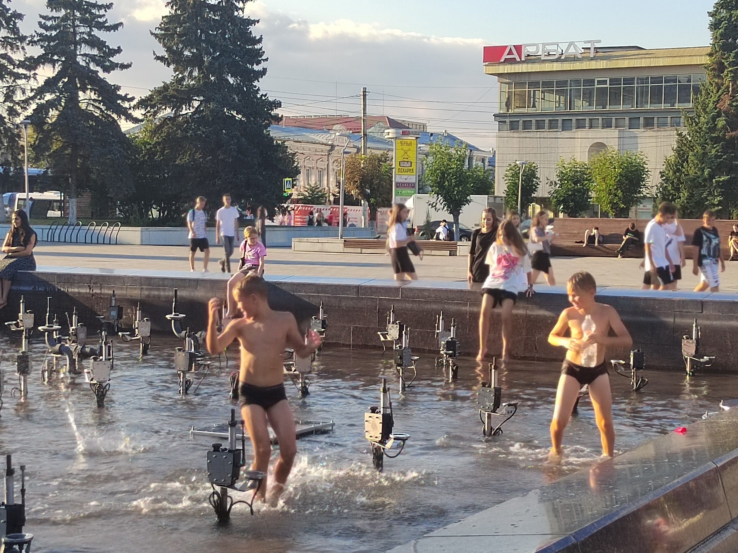 В Пензе дети устроили массовое купание в фонтане на Московской