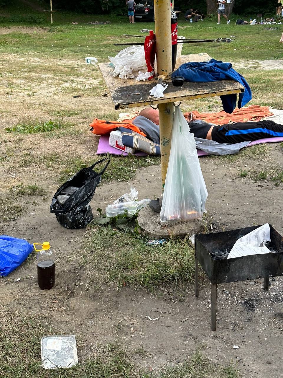 На Засеке пензенцев возмутил спящий среди мусора «спасатель»