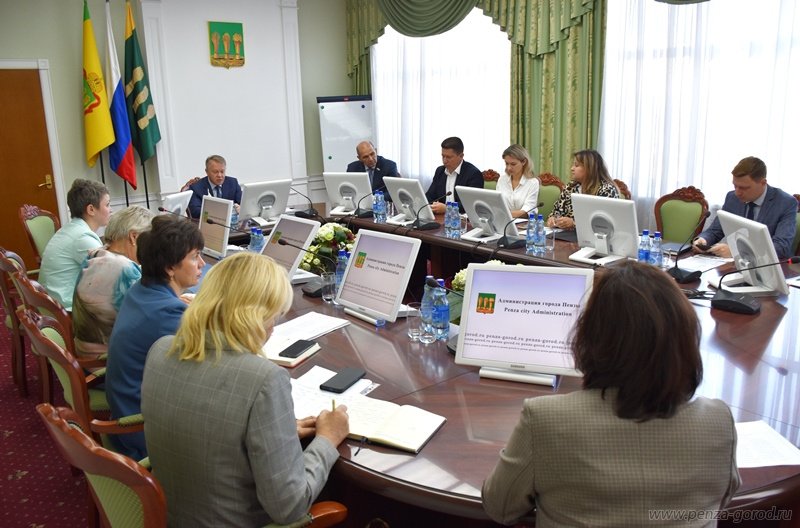 В Пензе ресурсники подпирали канализационные люки кирпичами