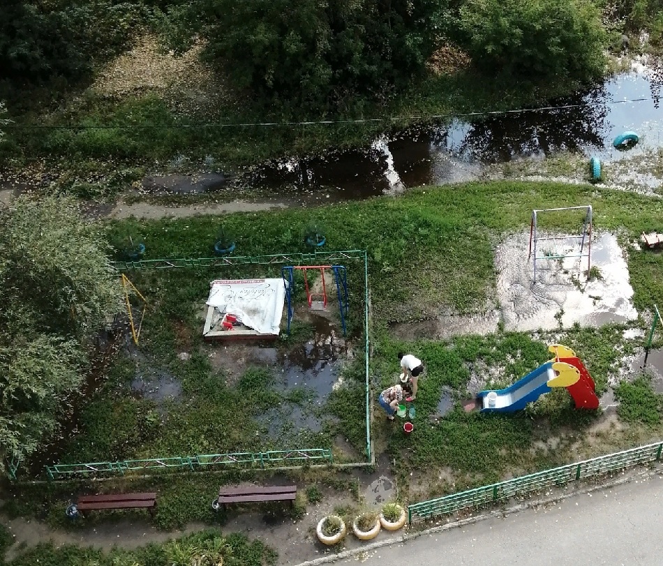 На улице Калинина в Пензе затопило детскую площадку