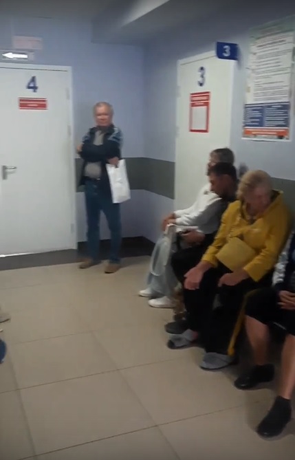 В приемной травмпункта на Пионерской люди ждут медпомощи по 6 часов