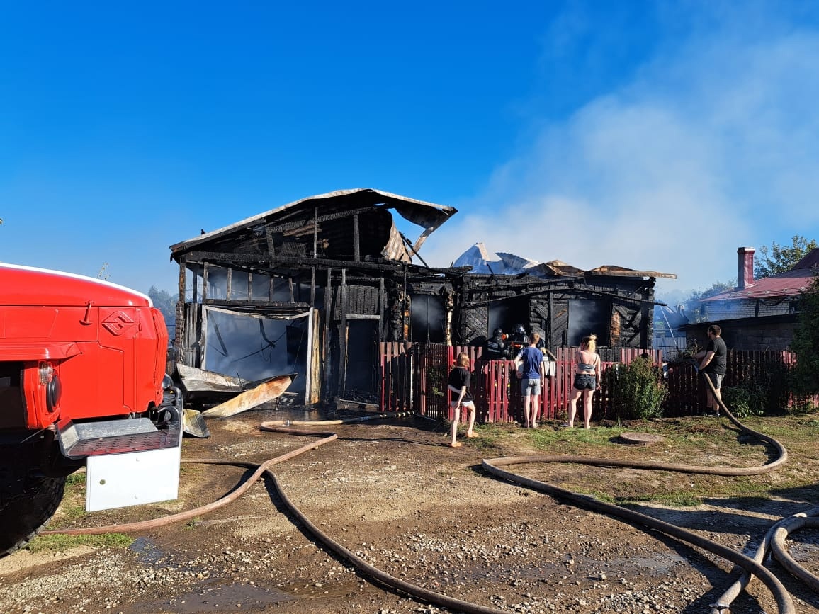 В Никольске пожар уничтожил жилой дом и постройки