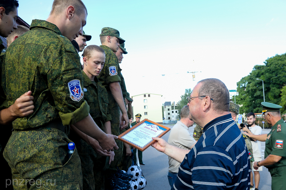 В Пензе наградили участников военно-патриотических сборов "Гвардеец"