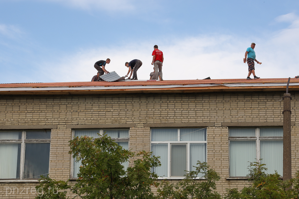 Олег Мельниченко проверил ход ремонта домов с сорванными крышами в Никольске