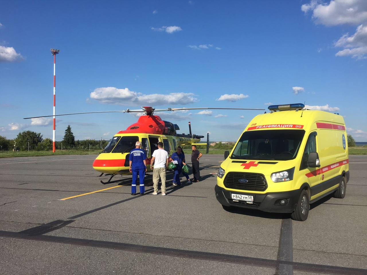 Вертолет доставил в больницу 2 тяжелых пациентов из Каменки и Кузнецка
