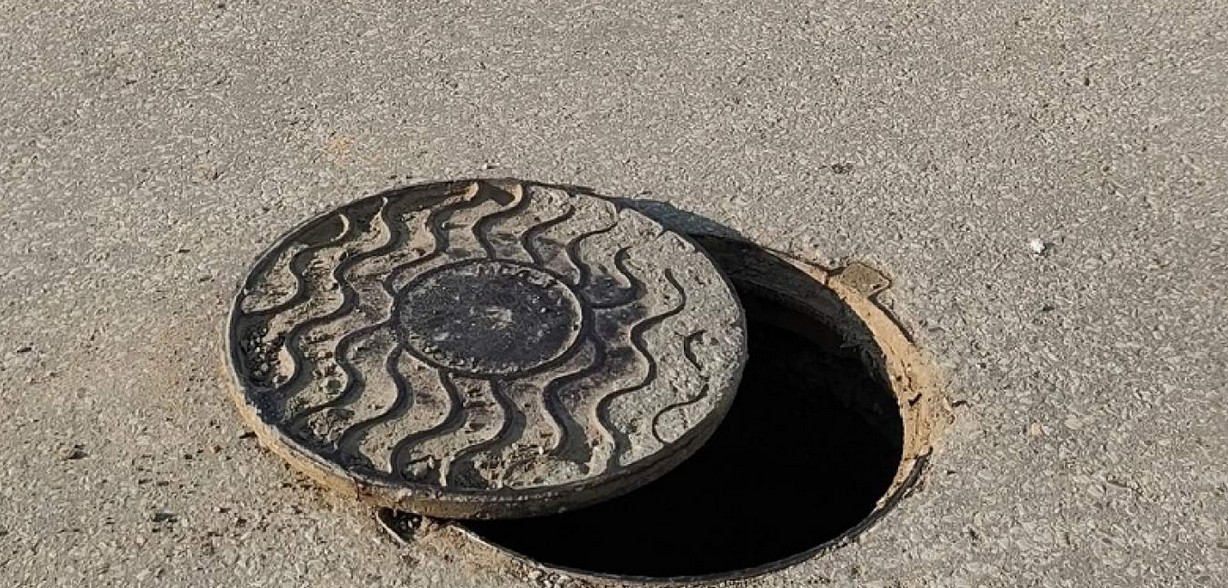 В Пензе до сих пор не сделали люк, в который регулярно проваливаются машины